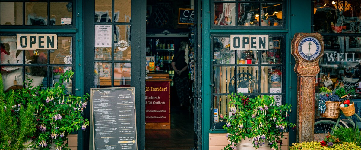 Retail property market South Africa 2026 — modern shopping centre with diverse retail stores and shoppers